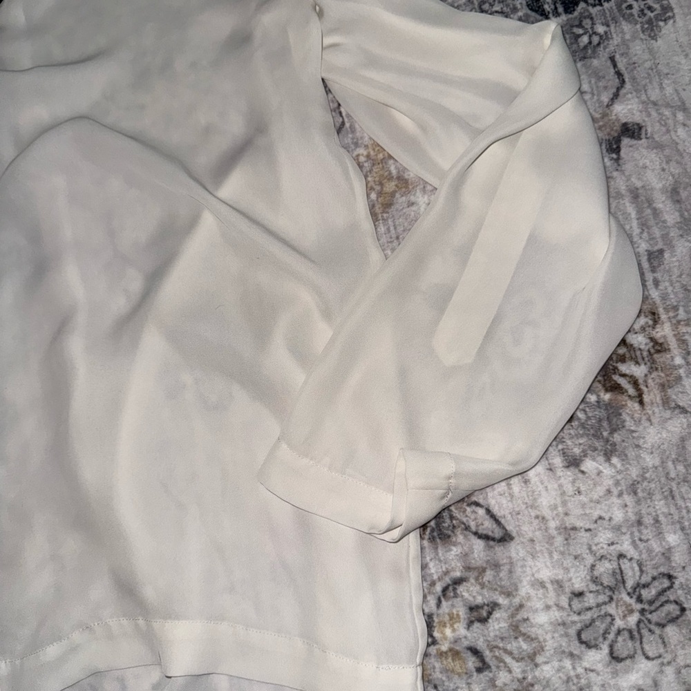 NWOT Cynthia Steffe (m) Elegant White V-Neck Blouse - Picture 4 of 4